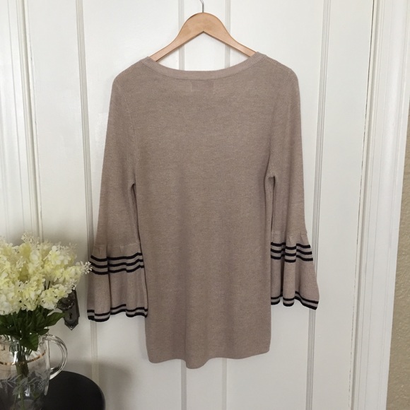 Olive + Oak Peplum Sleeve Sweater Size Large - Picture 3 of 6